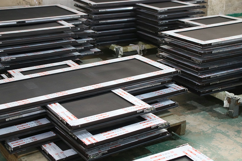 高樓層到底裝平開窗好還是裝推拉窗好？樓上樓高端門窗的解說讓人恍然大悟！